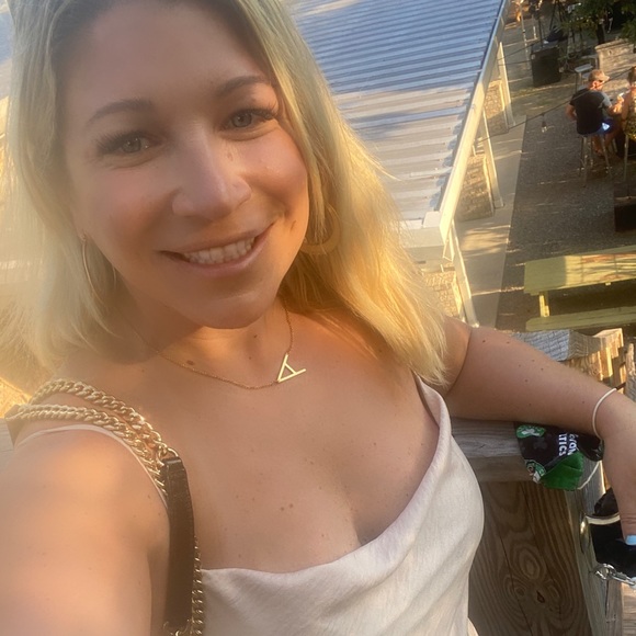 Meet your Posher, Amanda - Picture 2 of 2